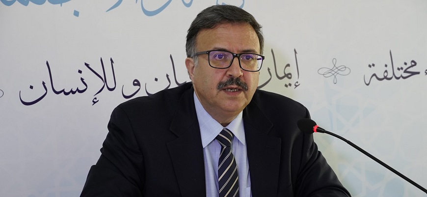 ما أيسر خداع الناس!